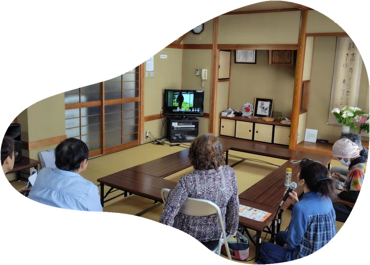 和室の会場で出張カラオケを楽しむ参加者
