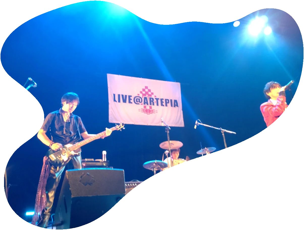 LIVE@ARTEPIA のステージで演奏するバンド